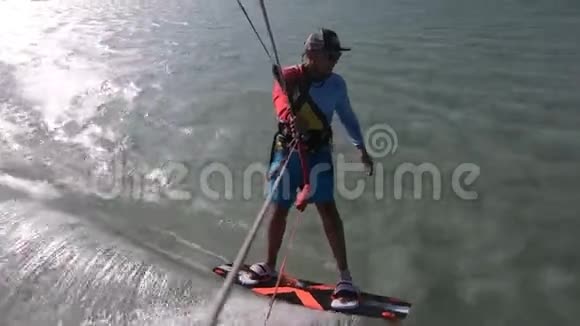 两个放风筝的人在海上缓慢地滑行时彼此都很亲密视频的预览图