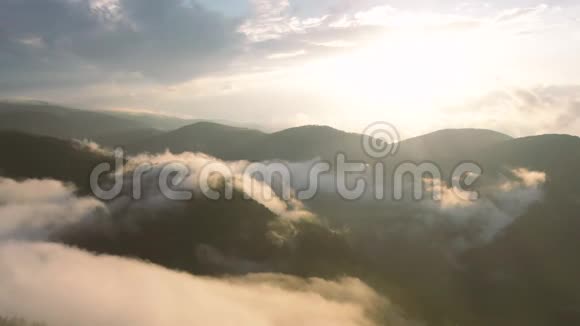 保加利亚森林中雾的空中景色视频的预览图