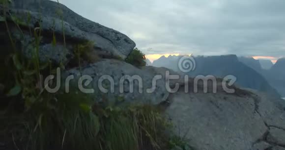 从洛福顿雷恩布林根山的倾斜射击视频的预览图