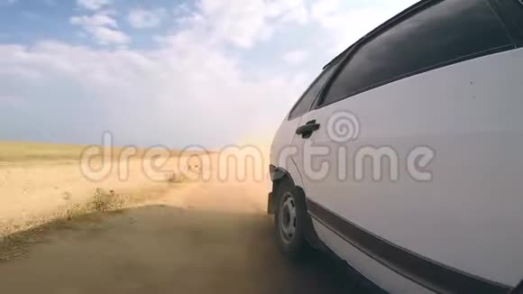 汽车在沙漠中行驶从右侧到后轮的视野视频的预览图