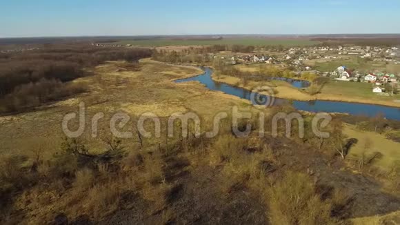 宁静乡村的空中景色周围有河流和田野美丽的乌克兰自然景观和村庄视频的预览图