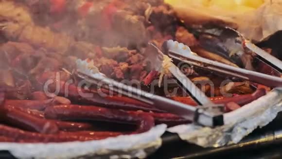 香肠烧烤和肉钳度假时在城镇广场用加热的肉制品盛锅视频的预览图