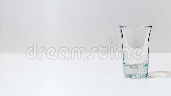一张白色桌子上装满透明酒精的玻璃视频的预览图