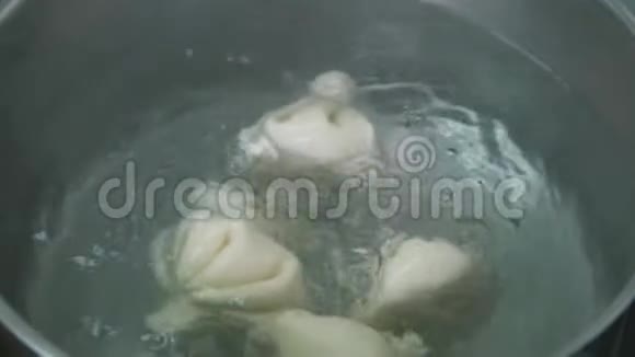 格鲁吉亚美食金卡利和饺子是用开水煮在炉子上的平底锅里烹饪过程视频的预览图