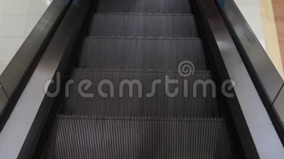 自动扶梯没有人在一个购物中心乘坐自动扶梯视频的预览图