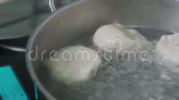 格鲁吉亚美食金卡利和饺子是用开水煮在炉子上的平底锅里烹饪过程视频的预览图