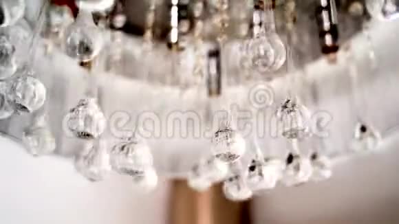 水晶的元素吊灯的摆动和闪闪发光的空气视频的预览图