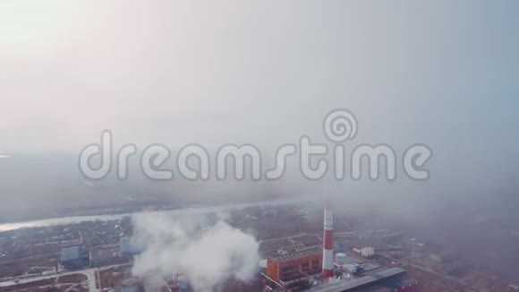 带烟的气丸管道工业生产厂房空气污染浓烟来自工业视频的预览图