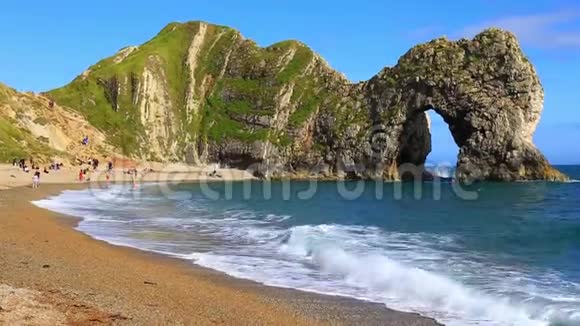 跨栏门和巨浪拍摄于英格兰多塞特海滩视频的预览图