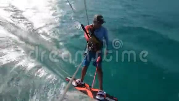风筝冲浪者在海上滑翔速度很快背景是人视频的预览图