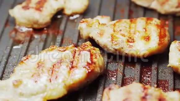 在家用电烤架上烹饪美味的烤肉猪肉的美味特写视频的预览图