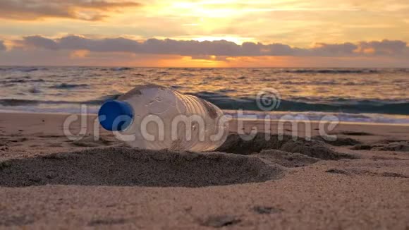 沙海岸边夕阳运动塑料瓶垃圾污染自然视频的预览图