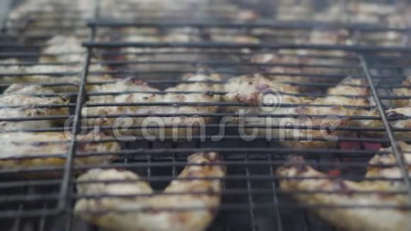 无法辨认的人把生肉放在烧烤架上新鲜美味的排骨在火上准备食物户外饮食视频的预览图