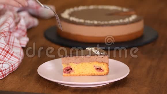 吃一块巧克力樱桃慕斯蛋糕视频的预览图