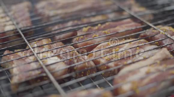 放在烧烤架上的生的五香肉在户外烧烤架上烹制新鲜美味的排骨野餐食物饭菜视频的预览图