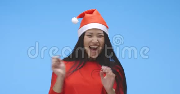 年轻女子戴着圣诞帽和派对喇叭狂欢视频的预览图