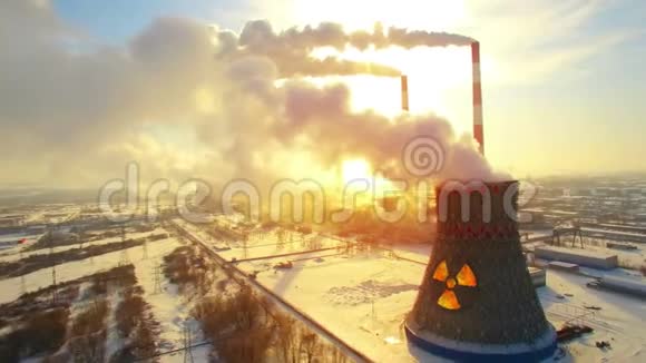 核电站周围超高层高空全景飞行冬季二氧化碳排放烟雾能量视频的预览图