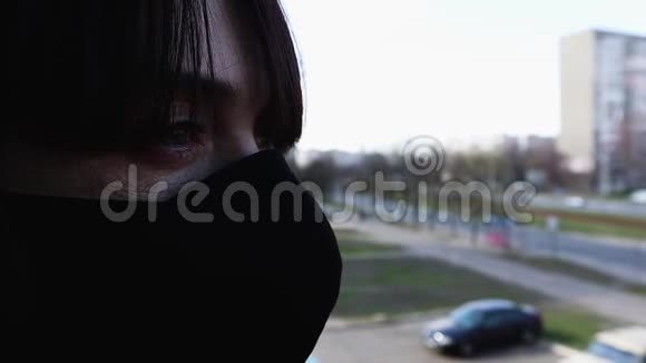 一个戴防护面罩的年轻女人的特写侧视有绿色眼睛的白种人女孩对科罗采取了安全措施视频的预览图