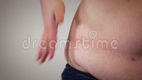 女性白种人手抚摸肥大的肚子不可辨认的丰满女人的贴身脂肪团不健康视频的预览图