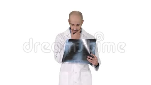 放射科医生在白色背景下看x光扫描视频的预览图