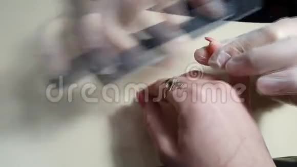 师傅做指甲延伸伪装更正指甲手放在前台视频的预览图