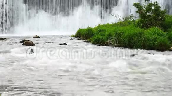 快速流动的急流和堰瀑布根河在兰斯博罗明尼苏达州缩小视频的预览图