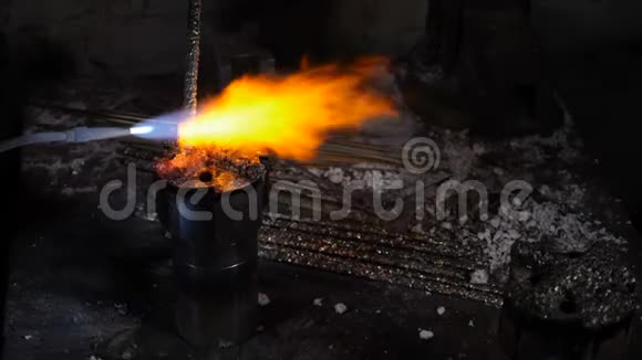 工厂和工业概念冶金焊接设备黄色火焰熔化金属在缓慢运动合并视频的预览图