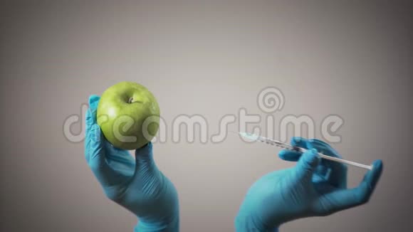 女性手戴医用手套在苹果注射健康和不健康的饮食转基因产品化学视频的预览图