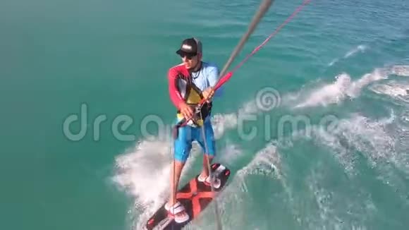 风筝冲浪者在空中跳跃在海上飞翔玩风筝的把戏视频的预览图