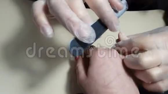 师傅做指甲延伸伪装更正指甲手放在前台视频的预览图