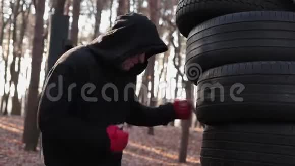 累人拳击手完成训练视频的预览图