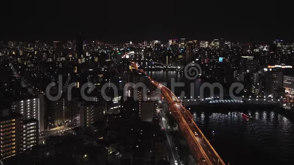 日本Asakusa地区苏美达河和东京公路的高角度夜间视频视频的预览图