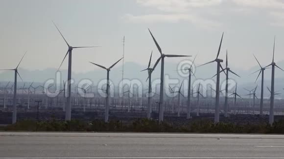 风力涡轮机发电的视图巨大的风力涡轮机在棕榈泉的沙漠中蔓延视频的预览图