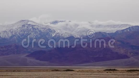 内华达山脉在雪中死亡谷国家公园视频的预览图