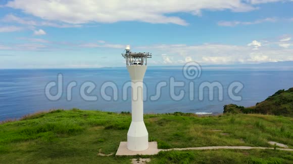 海边的小山上的灯塔空中无人机Basot岛Caramoan菲律宾南部Camarines视频的预览图