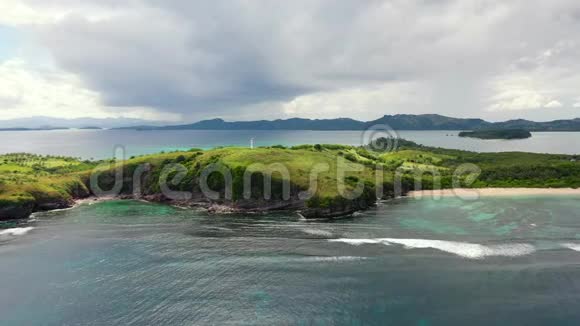 灯塔在热带岛屿上从上面可以看到Basot岛Caramoan菲律宾南部Camarines视频的预览图