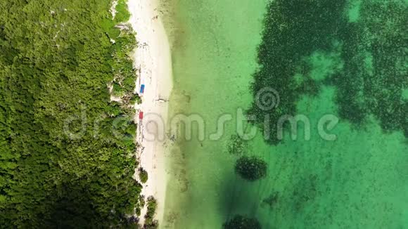 有珊瑚礁和白色沙滩的泻湖空中无人机巴拿马群岛菲律宾视频的预览图