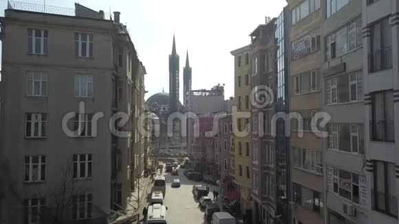 无人机在伊斯坦布尔的街道上的房子之间飞行视频的预览图