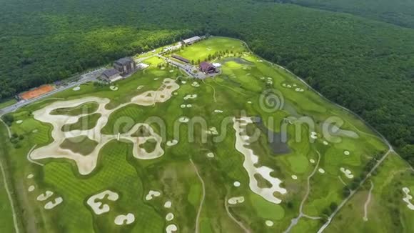 提供豪华高尔夫俱乐部的空中设施有绿色球场和池塘视频的预览图