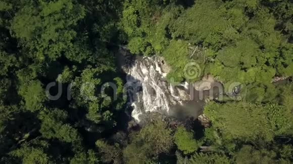 高空飞行中队拍摄大自然丛林中央美丽的瀑布和令人惊叹的旅游目的地视频的预览图