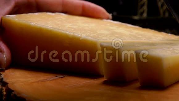 刀把硬干酪切成厚片视频的预览图