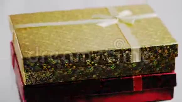 一个漂亮的礼盒节日的主题黄色和红色包装在白色背景下视频的预览图