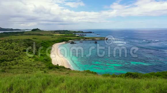 热带岛屿有绿松石泻湖和白色沙滩顶部景色视频的预览图