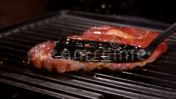 美味的肉排被压在烤架上视频的预览图