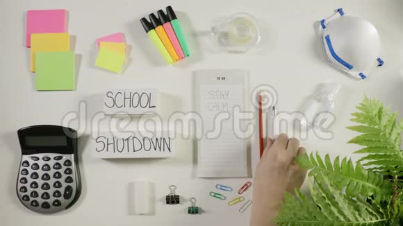 卡罗纳病毒学校停课从家里学习写在白色平躺上视频的预览图