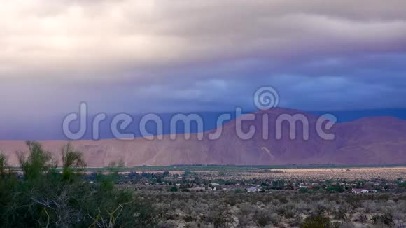 雷雨过山紫色的云彩在阳光明媚的夕阳下加速了视频的预览图