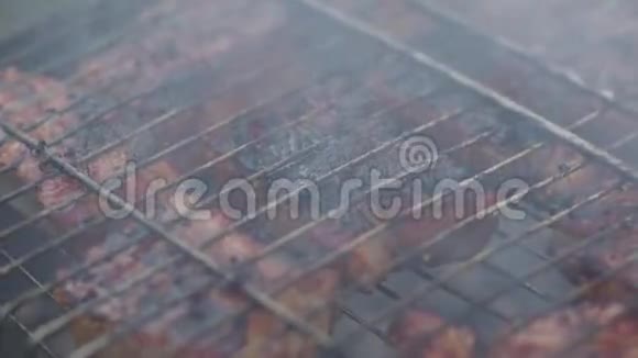 镜头在烤架烤制好的排骨上移动美味的肉躺在烧烤网格上烹饪食物视频的预览图