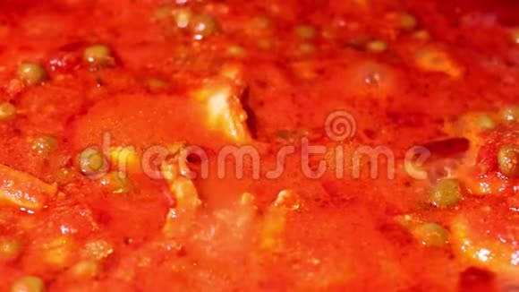 番茄和豌豆酱在锅里沸腾意大利博洛尼亚视频的预览图