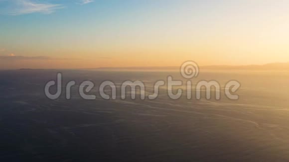 美丽的日出背景来自天空上五颜六色的光束清晨的海景视频的预览图