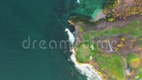 平静的泡沫海浪冲刷着绿色小岛陡峭的海岸视频的预览图